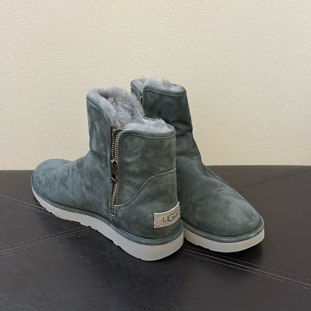 Grey Ugg ankle boot size 8, but they feel like a 7.5. Best for narrow feet!